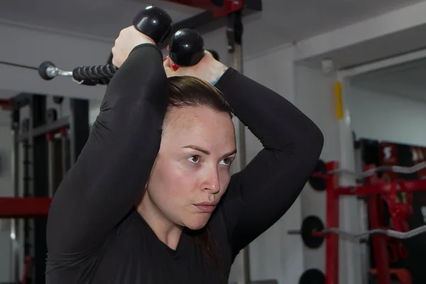 Sportig Kvinna Gör Ryggövningar Med Vikt Gymmet — Stockfoto