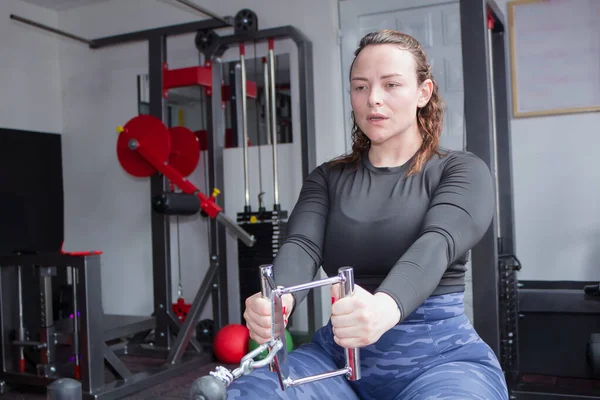 Sportovní Žena Dělá Záda Cvičení Hmotností Tělocvičně — Stock fotografie