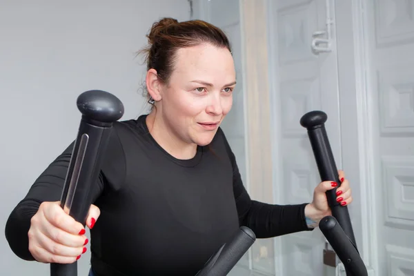 Sportovní Žena Cvičení Eliptický Stroj Tělocvičně — Stock fotografie