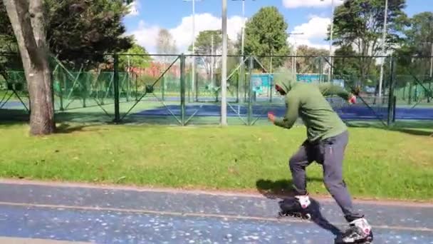 Anak Muda Skating Pada Sepatu Roda Taman Kota — Stok Video