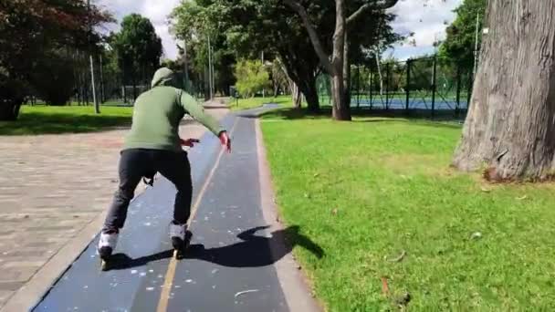 Joven Patinando Sobre Patines Parque Ciudad — Vídeo de stock