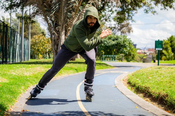都市の公園でローラースケートでスケートする若い男 — ストック写真