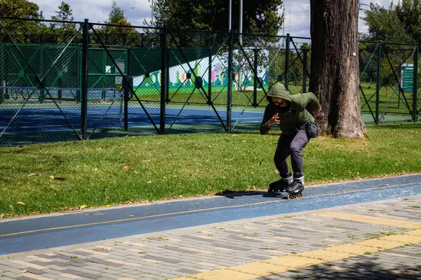 都市の公園でローラースケートでスケートする若い男 — ストック写真