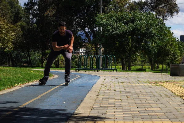 Jonge Man Schaatsen Rolschaatsen Een Park Stad — Stockfoto