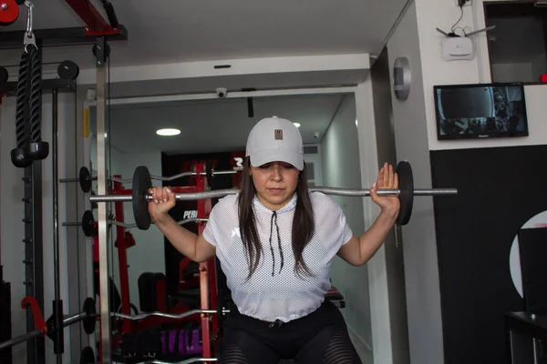 Sportieve Vrouw Die Traint Een Krachtstation Sportschool Voor Arm Schouderspieren — Stockfoto