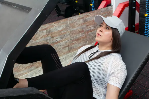 Femme Faisant Exercice Jambe Avec Poids Sur Une Machine Dans — Photo
