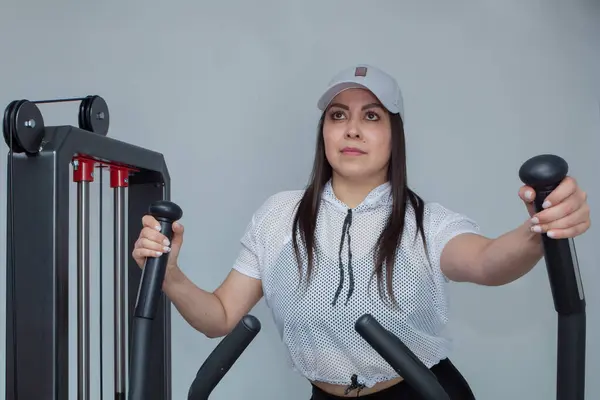 Femme Faisant Exercice Aérobic Sur Une Machine Dans Gymnase — Photo