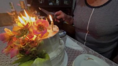 Doğum günü pastası ve yanan bir mum.
