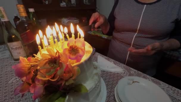 老太太在生日蛋糕上吹灭蜡烛 — 图库视频影像