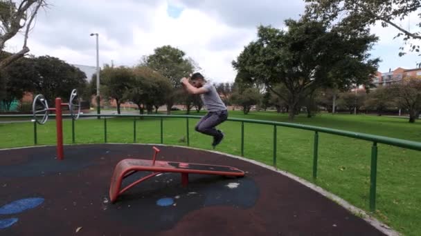 Młody Człowiek Robi Rutynowe Ćwiczenia Świeżym Powietrzu Parku Mieście — Wideo stockowe