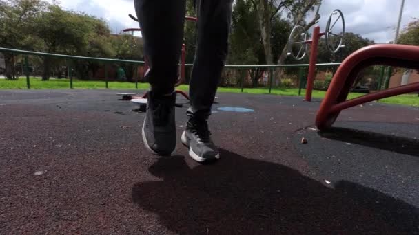 Fiatal Férfi Csinál Egy Gyakorlat Rutin Szabadban Egy Parkban Városban — Stock videók