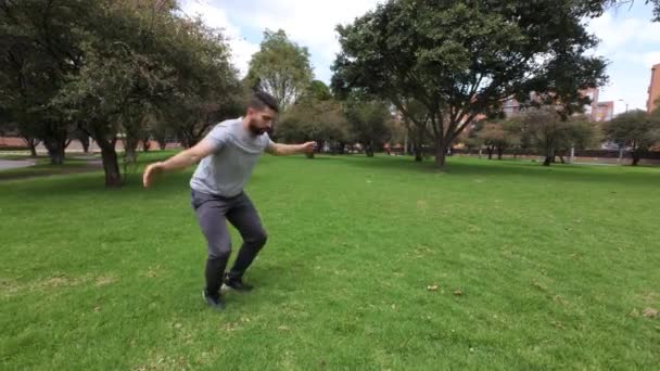 Молодой Человек Делает Упражнения Открытом Воздухе Парке Городе — стоковое видео