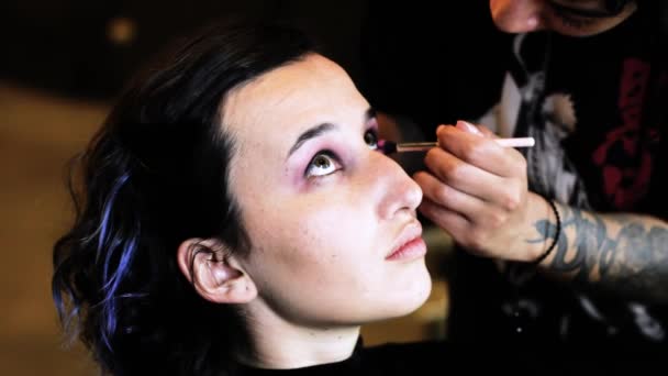 Młoda Kobieta Jest Przygotowywana Przez Profesjonalnego Makijażystę Garderobie Nakładając Szminkę — Wideo stockowe