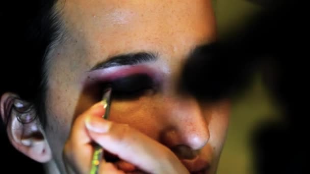 Jovem Mulher Sendo Composta Por Artista Maquiagem Profissional Camarim Aplicando — Vídeo de Stock