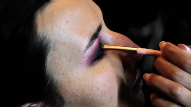 Młoda Kobieta Jest Przygotowywana Przez Profesjonalnego Makijażystę Garderobie Nakładając Szminkę — Wideo stockowe