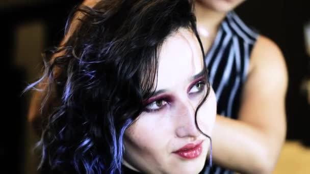 Ung Kvinna Som Består Professionell Makeup Artist Ett Omklädningsrum Applicera — Stockvideo