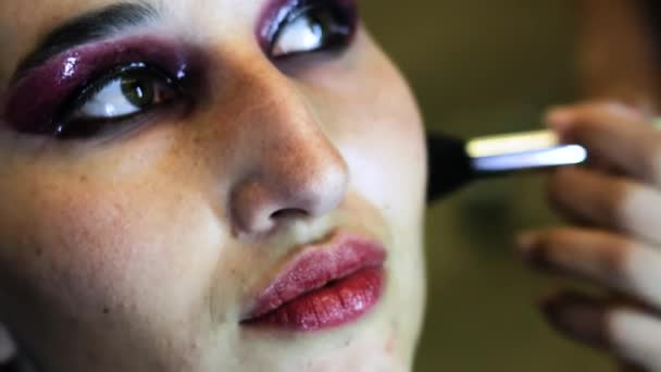 Junge Frau Die Von Einem Professionellen Maskenbildner Einer Garderobe Geschminkt — Stockvideo