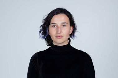 Büyük boy koyu takım elbiseli modern model fotoğraf stüdyosunda izole edilmiş beyaz arka planda.