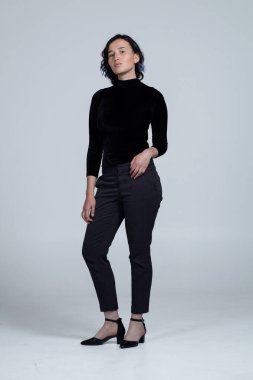 Büyük boy koyu takım elbiseli modern model fotoğraf stüdyosunda izole edilmiş beyaz arka planda.