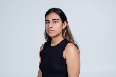 Büyük boy koyu takım elbiseli modern model fotoğraf stüdyosunda izole edilmiş beyaz arka planda.