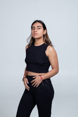 Büyük boy koyu takım elbiseli modern model fotoğraf stüdyosunda izole edilmiş beyaz arka planda.