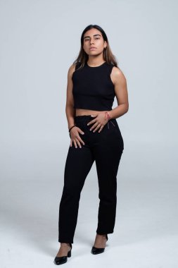 Büyük boy koyu takım elbiseli modern model fotoğraf stüdyosunda izole edilmiş beyaz arka planda.