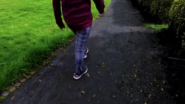 Senior Femme Courir Dans Parc Matin Dans Ville — Video
