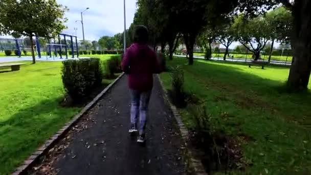 Yaşlı Kadın Şehirde Sabah Parkta Koşuyor — Stok video