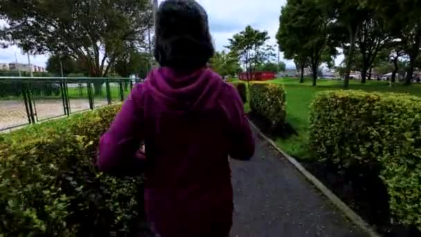 Mulher Sênior Correndo Parque Manhã Cidade — Vídeo de Stock