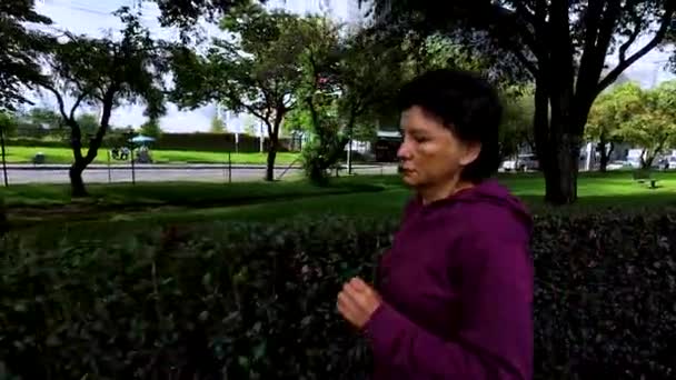 Donna Anziana Che Corre Nel Parco Mattino Città — Video Stock