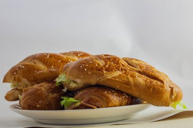 Kahvaltı tabağında peynirli salata ve mayonezli açık ekmekle beyaz arka planda sandviçin stüdyo fotoğrafı.