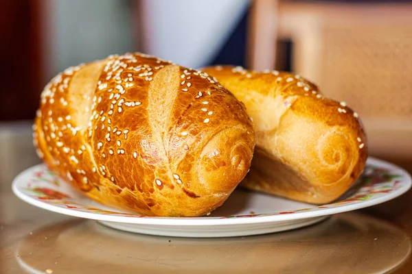 Kahvaltı için nefis taze ekmek. Yemek masasında bir tabakta.