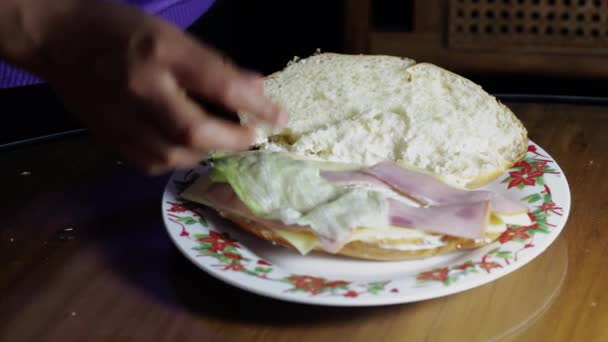 Manos Una Panadera Preparando Delicioso Sándwich Con Lechuga Jamón Queso — Vídeo de stock