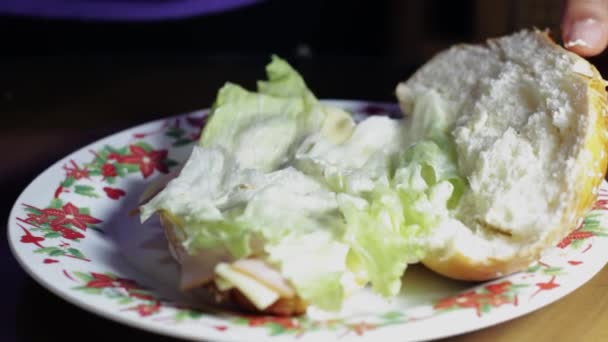 レタス チーズで美味しいサンドイッチをキッチンテーブルの上に用意したベイカーの女性の手 — ストック動画