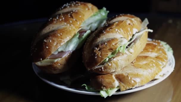 Sandwich Casero Plato Una Mesa Cocina — Vídeo de stock