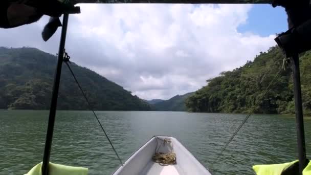 Barco Navegando Rio Com Uma Floresta Com Árvores Montanhas Segundo — Vídeo de Stock