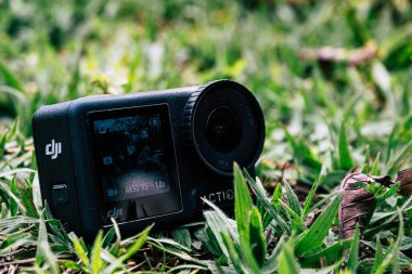 Cundinamarca, Kolombiya - 24 Ocak 2024: GoPro dji osmo aksiyon kamerası bitkiler ve çimlerin olduğu bir ormanda video kaydına hazır. Ekstrem Koşullarda Eylem Kamerası