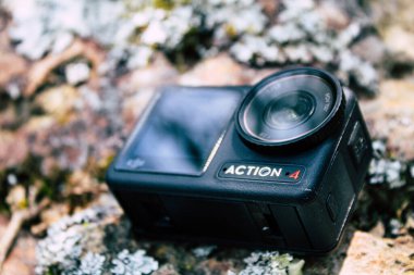 Cundinamarca, Kolombiya - 24 Ocak 2023: GoPro dji osmo aksiyon kamerası bitkiler ve çimlerin olduğu bir ormanda video kaydına hazır. Ekstrem Koşullarda Eylem Kamerası