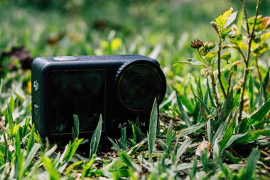 Cundinamarca, Kolombiya - 24 Ocak 2023: GoPro dji osmo aksiyon kamerası bitkiler ve çimlerin olduğu bir ormanda video kaydına hazır. Ekstrem Koşullarda Eylem Kamerası