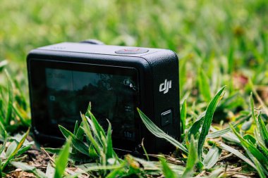 Cundinamarca, Kolombiya - 24 Ocak 2023: GoPro dji osmo aksiyon kamerası bitkiler ve çimlerin olduğu bir ormanda video kaydına hazır. Ekstrem Koşullarda Eylem Kamerası