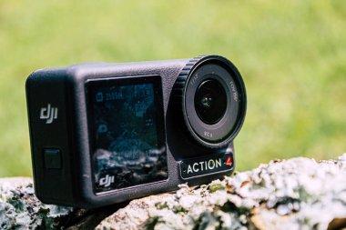 Cundinamarca, Kolombiya - 24 Ocak 2023: GoPro dji osmo aksiyon kamerası bitkiler ve çimlerin olduğu bir ormanda video kaydına hazır. Ekstrem Koşullarda Eylem Kamerası