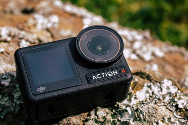 Cundinamarca, Kolombiya - 24 Ocak 2023: GoPro dji osmo aksiyon kamerası bitkiler ve çimlerin olduğu bir ormanda video kaydına hazır. Ekstrem Koşullarda Eylem Kamerası