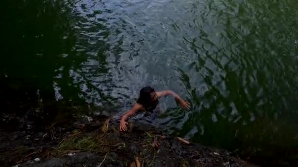 Junge Frau Schwimmt Einem Fluss Der Nähe Von Felsen Einem — Stockvideo
