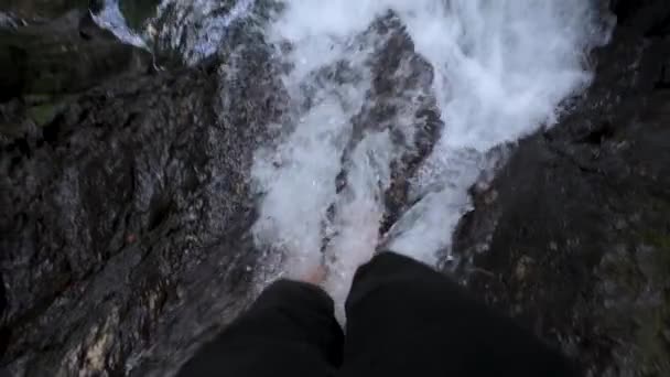 人的脚在河里行走 度假时带着岩石和晶莹清澈的水 — 图库视频影像
