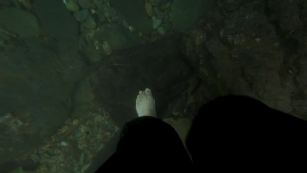 人的脚在河里行走 度假时带着岩石和晶莹清澈的水 — 图库视频影像
