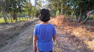 Yazın dağlarda ormanda yürüyüş yapan olgun, beyaz bir kadın. Macerasının tadını çıkarıyor. Turizm konsepti.