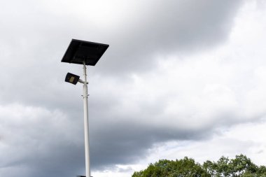 Güneş enerjisi panelleri bir yolda ekolojik ışık direği, güneş enerjisi ekoloji enerji panelleri