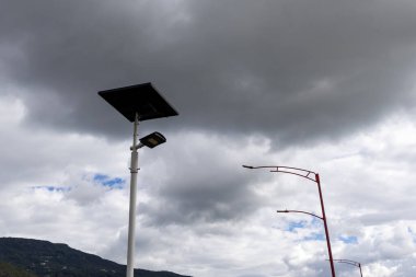 Güneş enerjisi panelleri bir yolda ekolojik ışık direği, güneş enerjisi ekoloji enerji panelleri