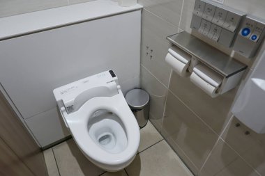 OSAKA, JAPAN - 17 Temmuz 2023: Duvardaki yüksek teknolojili Japon tuvaletlerinin elektronik komutları, işlevler arasında bidet dezenfektanı, ön ve arka yıkama, mahremiyet müziği, Toto markası, resim kapağı