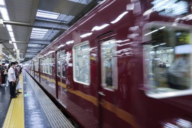 OSAKA, Japonya - 27 Temmuz 2023. Japon halkı Osaka Umeda Hankyu tren istasyonunda tren bekliyor..